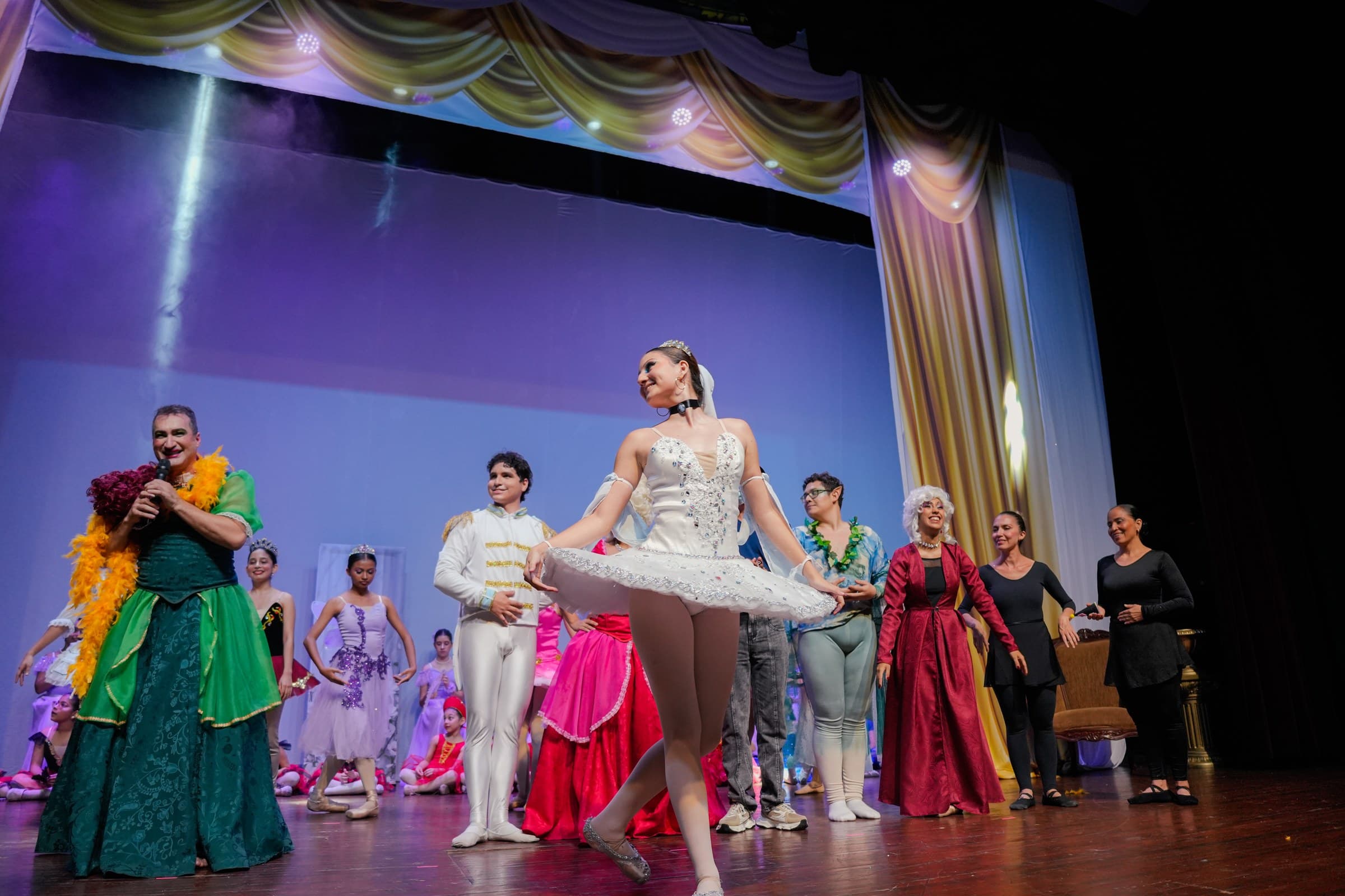 Cenicienta y el príncipe bailando frente al elenco completo
