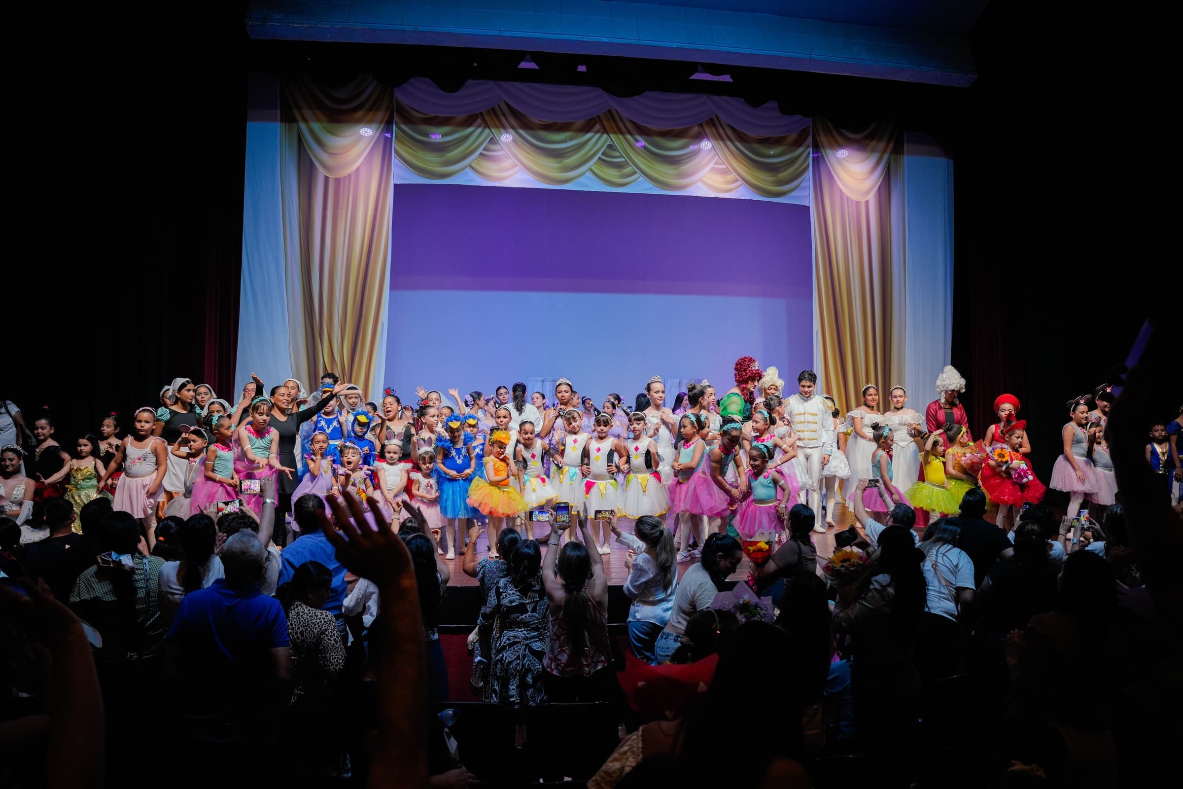 Elenco completo de Cenicienta saludando al público al final de la función