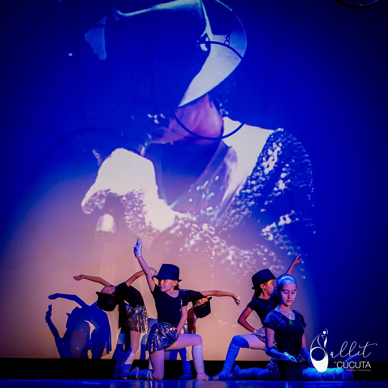 Bailarinas con sombreros y guantes en un homenaje a Michael Jackson